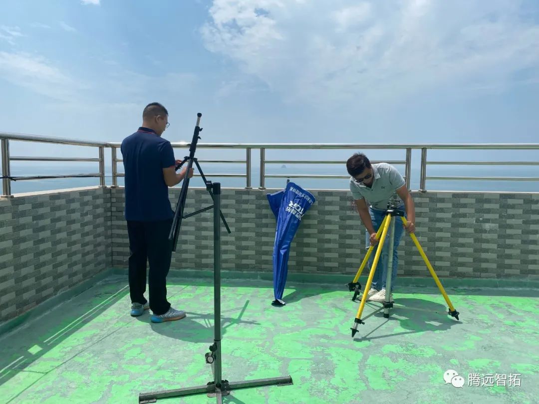 A点技术员组装设备中